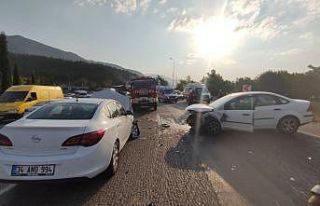 Tatil dönüşü 3 araç birbirine girdi: 7 yaralı