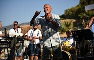 Tatilciler Altay’ın şarkılarıyla coştu