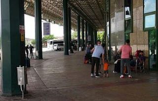 Tatilciler özel araçlarla seyahate yönelince otobüsler...