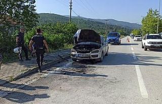 Tatilden dönen gençlerin arabası alev aldı