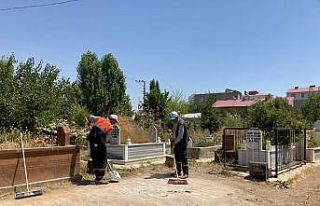 Tatvan Belediyesinden mezarlık temizliği