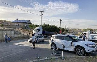 Tatvan’da kontrolden çıkan tır iki araca çarptı