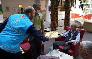 TDV’den huzurevi sakinlerine bayram ziyareti