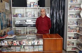 Teknolojiye direnen kasetçi