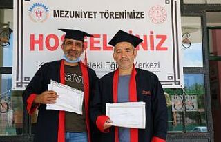Telafi eğitimleri ile lise diploması alan iki torna...