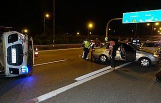 TEM otoyolunda 3 aracın karıştığı kazada 2 kişi...