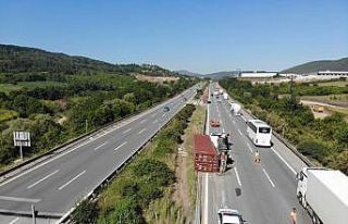 TEM Otoyolu’nda tır devrildi