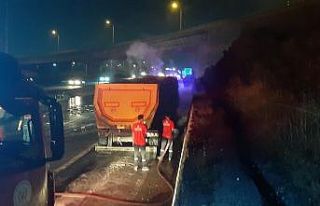TEM’de hafriyat kamyonu alev alev yandı