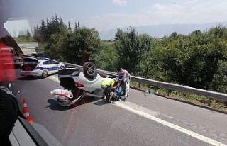 TEM’de park halindeki otomobile çarpan araç takla...