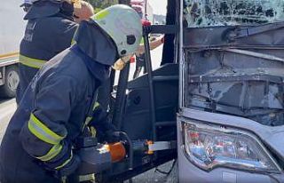 TEM’de şehirlerarası otobüs tıra çarptı: 4...