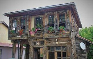 Terk edilen 150 yıllık ahşap ev, çiçeklendirilerek...