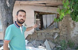 Terk edilen evin her an yıkılma ihtimali komşuları...