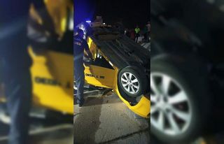Ticari taksi takla attı: 1 yaralı