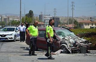 Tır ile çarpışan otomobil hurdaya döndü: 1 yaralı
