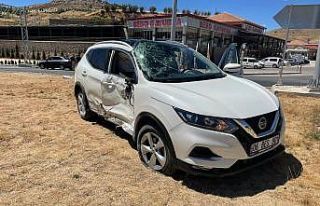 Tır ile otomobilin çarpışma anı güvenlik kamerasında
