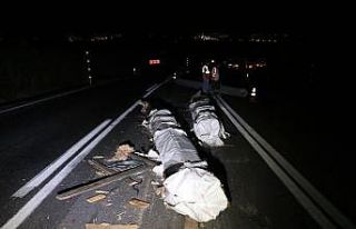 Tırdan dökülen alüminyum çubuklar yolu trafiğe...