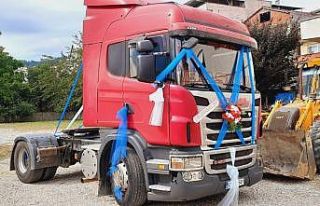 Tırı süsleyip, gelin arabası yaptı