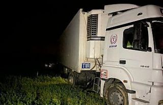 Tırın akaryakıt deposu yerinden koptu, kilolarca...