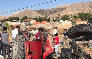 Tırın çarptığı traktör ikiye ayrıldı: 1 ağır...