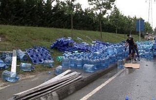 Tırın dorsesi çöktü, su damacanaları yola saçıldı
