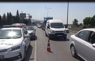 Tırın kasası açıldı, ürünler yola döküldü
