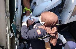 Tırlar çarpıştı: Sıkışan sürücüyü kurtarmak...