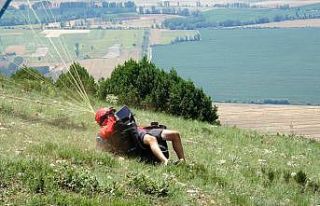 Tokat’ta yamaç paraşütçü kalkış yaparken...