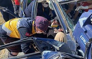 Trafik kazasında araca sıkışan kadın kendini...