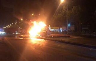 Trafik yön tabelasına çarpan tır böyle patladı
