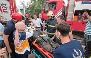 Traktör devrilince sürücü altında sıkıştı,...