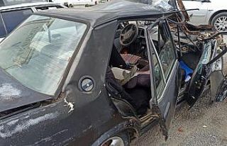 Traktör römorkuna çarpan otomobil paramparça oldu:...