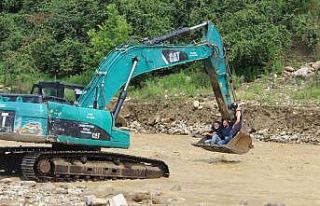 Traktörle karşıya geçemediler, devreye kepçeler...