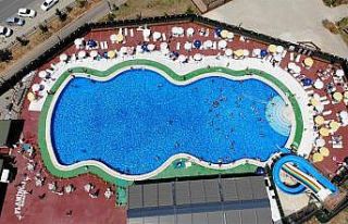 Tunceli’de sıcaktan bunalan vatandaşlar havuza...
