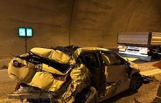 Tünelde içinde kaza anı güvenlik kamerasına yansıdı