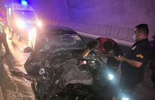 Tünelde otomobil kamyona çarptı: 1 ölü