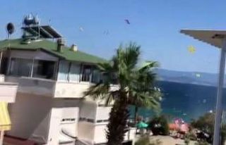 Turistik beldede oluşan hortum sahili birbirine kattı,...