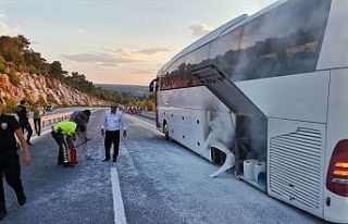 Turistleri taşıyan otobüste yangın paniği