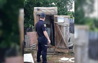 Tuvalet deliğine düşen telefonunu almak isteyen...