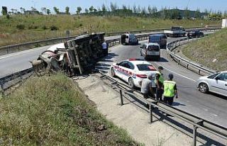 Tuzla’da beton mikseri yola devrildi: 1 yaralı