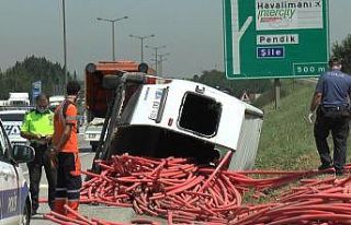 Tuzla’da lastiği patlayan araç bariyerlere daldı:...