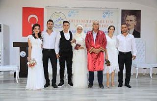 Üç çift aynı anda tek nikah kıydırdı