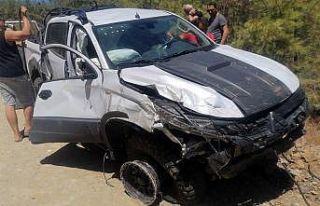 Uçuruma uçan araçta 1’i ağır 2 kişi yaralandı