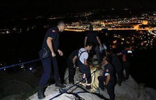 Uçurumun eşiğinde mahsur kalan kadın için film...