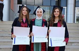 Üçüz kardeşler aynı okuldan dereceyle mezun oldu