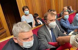 Ukrayna meclisinde savunma bakanına topuklu ayakkabı...