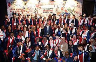 Uluslararası öğrencilerin mezuniyet coşkusu