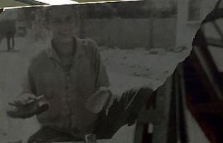 Ünlü oyuncunun ayakkabı boyacılığı yaparken...