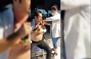 Ünlü sanatçı sahnede korona virüs aşısı oldu