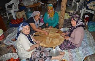 Unu süt ve yumurtayla hamur haline getirip ince ince...