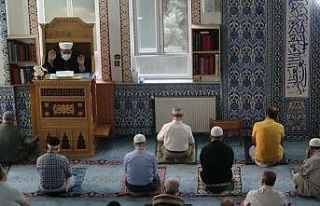 Uşak’ta sosyal mesafeli bayram namazı kılındı